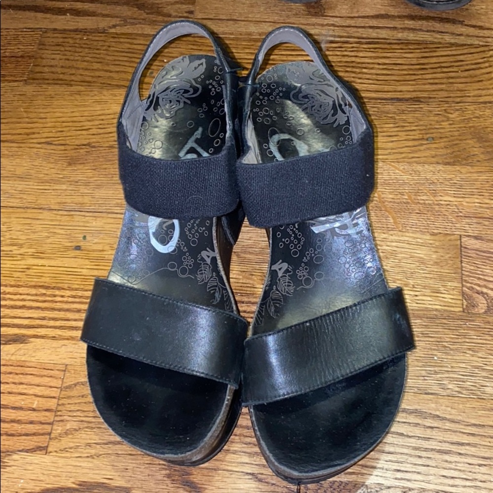 OTBT black wedges